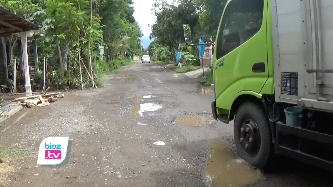 Jalur Alternatif di Desa Ngadirenggo, Kecamaan Pogalan rusak akibat adanya Pembatasan kendaraan yang melintas di Jalan Ngampon-Bendo. DInas pekerjaan umum dan penataan ruang (PUPR) siap fasilitasi portal. Namun, kebijakan ini masih akan di koordinasikan dengan pemerintah desa dan Dinas Perhubungan.