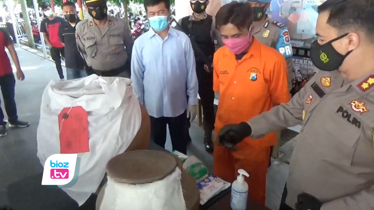 Janjiakan penggandaan uang melalui ritual persembahan tumbal seekor sapi dan media gentong, dukun palsu asal Kabupaten Malang, Jawa Timur perdayai korban asal Trenggalek. Dalam bujuk rayunya, tersangka juga mensyaratkan korban mengikuti ritual di lereng gunung kawi dan di rumah korban