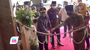 Kompak, Pasar PON Trenggalek Akhirnya Diresmikan Eks Pasangan Bupati Emil Dardak & Mas Ipin Diserahterimakan Kementerian Pekerjaan umum dan perumahan rakyat (PUPR), bangunan Pasar Pon Trenggalek akhirnya diresmikan mantan pasangan Bupati Trenggalek Emil-Ipin. Peresmian tersebut ditandai dengan pemotongan pita pada pintu masuk Pasar oleh Wakil Gubernur Jawa Timur & Bupati Trenggalek.