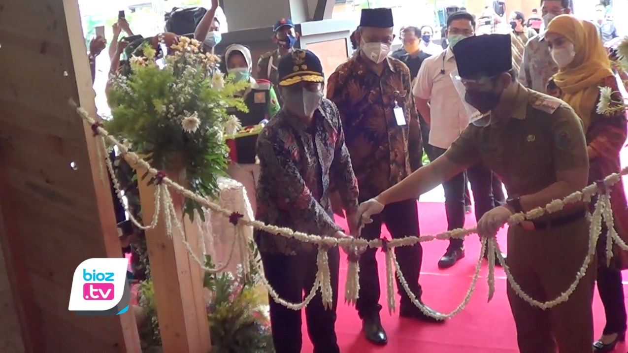 Diserahterimakan Kementerian Pekerjaan umum dan perumahan rakyat (PUPR), bangunan Pasar Pon Trenggalek akhirnya diresmikan mantan pasangan Bupati Trenggalek Emil-Ipin. Peresmian tersebut ditandai dengan pemotongan pita pada pintu masuk Pasar oleh Wakil Gubernur Jawa Timur & Bupati Trenggalek.