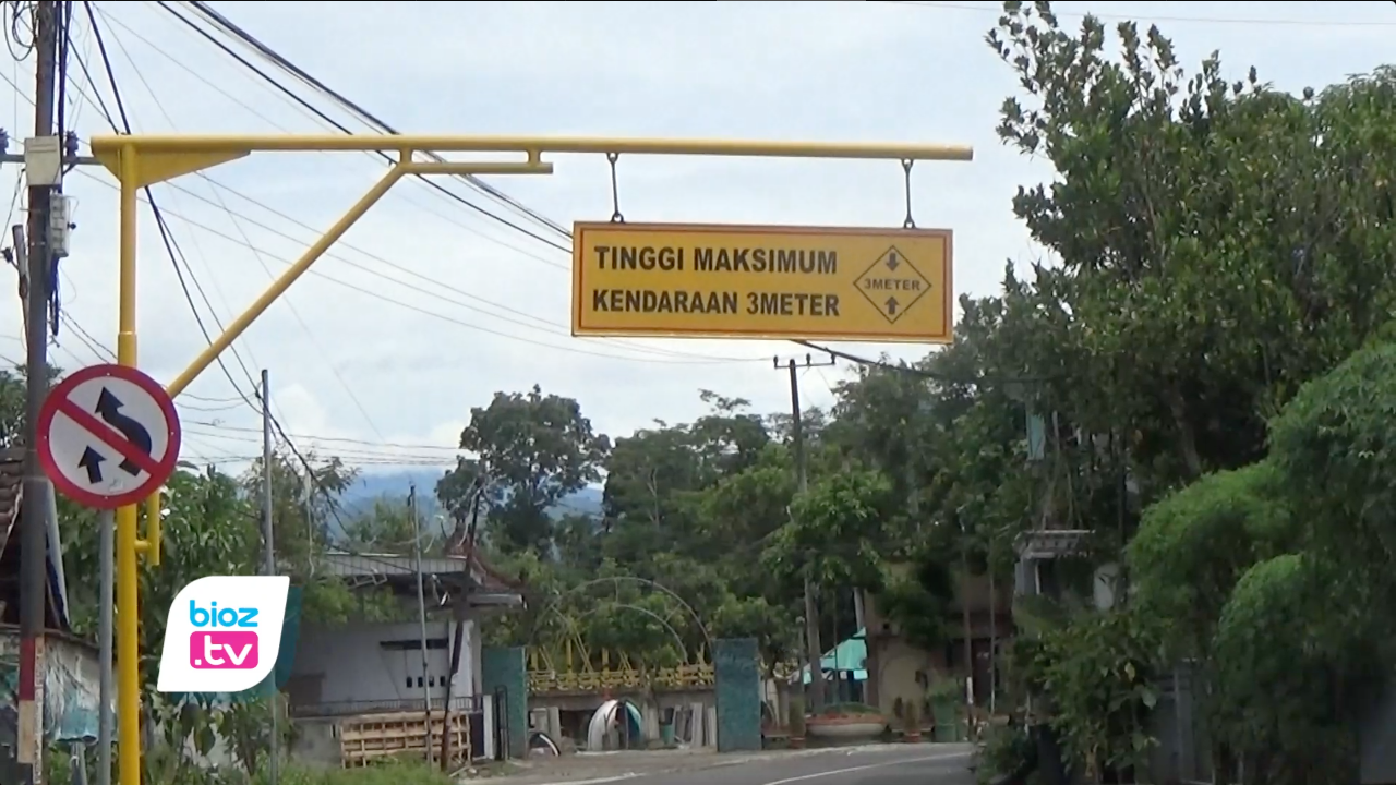 Pembatasan kendaraan yang melintas di Jalan Ngampon-Bendo berdamak terhadap rusaknya jalur alternatif di Desa Ngadirenggo, Kecamatan Pogalan. Komisi 3 DPRD Trenggalek sebut penyelesaian masalah justru menimbulkan masalah baru. Ia meminta agar kendaraan yang melintas di jalur alternatif itu juga turut dikontrol.