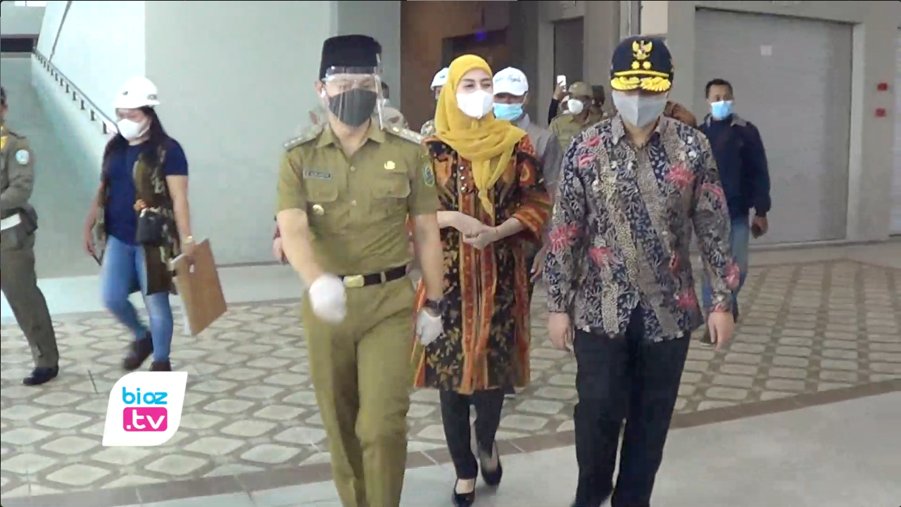 Sudah diresmikan, Pasar Pon Trenggalek tidak akan dioperasionalkan jika para pedagang belum tandatangani pakta integritas. Isinya, antara lain, meminta para pedagang agar berjualan sesuai zonasi, mematuhi protokol kesehatan, dan tidak memperjual-belikan kios tanpa sepengetahuan pemerintah.