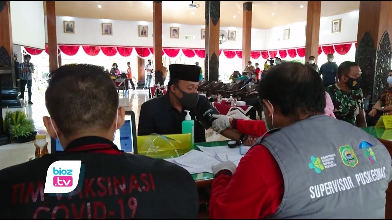 Terbentur kriteria sasaran, vaksinasi tahap pertama di kabupaten Trenggalek hanya mampu terlaksana 72,95%. Pasalnya, mengacu peraturan dari Kementerian RI yang lama, mereka yang berusia diatas 60 Tahun, Ibu menyusui, pasien dengan komorbit dan penyintas Covid-19 dilarang menjalani vaksinasi.