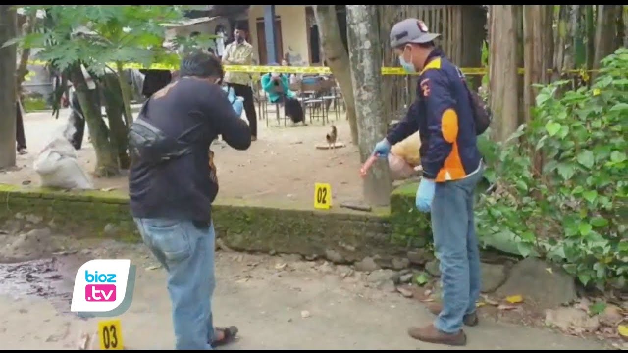 Gara gara perselisihan saat makan sahur, seorang anak di Kecamatan Panggul, Kabupaten Trenggalek, Jawa Timur, nekat bacok ayahnya hingga bersimbah darah. Korban dibunuh oleh pelaku di jalan depan rumahnya menggunakan sabit. Akibat kejadian ini korban meninggal ditempat dengan luka serius di Kepala.