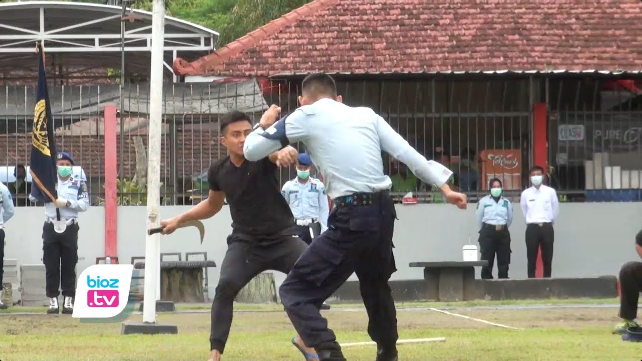 Petugas rutan Trenggalek diserang gerombolan orang dengan senjata tajam. Berkat ketangkasan bela diri yang ia miliki, petugas tersebut akhirnya bisa melumpuhkan gerombolan bersenjata itu. Kejadian ini merupakan atraksi hiburan yang dimainkan sejumlah petugas rutan, usai pengukuhan Satops Patnal Se Korwil Kediri.