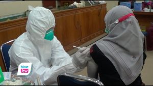 Puluhan wakil rakyat beserta sejumlah pegawai DPRD Kabupaten Trenggalek mulai jalani vaksinasi Covid-19 dosis pertama. Dari seluruh anggota dewan itu, 5 diantaranya belum bisa menjalani suntik vaksin, karena tiga orang sedang berpergian, dan dua orang lainnya pernah terpapar, sehingga harus menunggu tiga bulan.