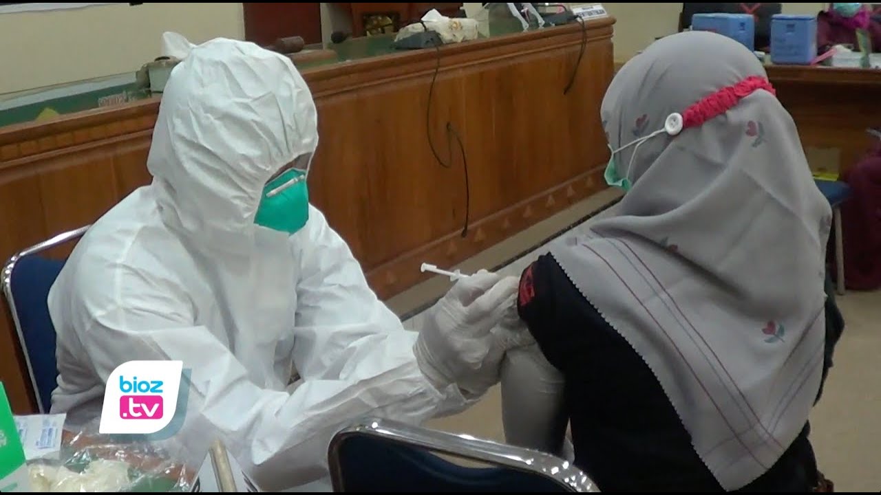 Puluhan wakil rakyat beserta sejumlah pegawai DPRD Kabupaten Trenggalek mulai jalani vaksinasi Covid-19 dosis pertama. Dari seluruh anggota dewan itu, 5 diantaranya belum bisa menjalani suntik vaksin, karena tiga orang sedang berpergian, dan dua orang lainnya pernah terpapar, sehingga harus menunggu tiga bulan.