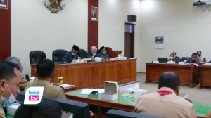 Evaluasi kesiapan pemilihan kepala desa (pilkades) serentak Kabupaten Trenggalek tahun 2021, Komisi 1 DPRD Trenggalek minta Panitai pahami semua peraturan yang berlaku. Komisi 1 juga meminta agar permasalahan yang biasanya terjadi saat pilkades tidak lagi terulang pada Pilkades Tahun ini.