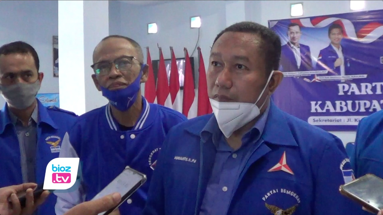 Wakil Bupati Trenggalek, Syah Mohamad Natanegara menduduki jabatan menterang di kepengurusan tingkat provinsi dari dua Partai Politik. Selain dikabarnya menjadi wakil sekretaris DPW PKB Jawa Timur, yang bersangkutan juga dikabarkan menduduki jabatan sebagai Wakil ketua DPD Partai Demokrat Jawa Timur.