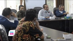Isu keluarnya ijin operasional Tambang Emas di Kabupaten Trenggalek menjadi perbincangan hangat banyak kalangan, Komisi 2 DPRD panggil sejumlah organisasi pemerintah daerah (OPD), dan minta penejelasan terkait keterlibatannya. Namun, sejumlah OPD mengaku belum ada pemberitahun resmi terkait keluarnya ijin itu.