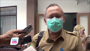 Perekrutan tenaga kesehatan rumah sakit darurat Covid-19 (RSDC) Kecamatan panggul dinilai bermasalah, Kepala dinas kesehatan masih akan dalami proses. Pasalnya, Panitia sempat kecolongan saat seleksi administrasi. yaitu ada salah satu peserta yang umurnya melebihi batas ketentuan, namun bisa lolos seleksi.