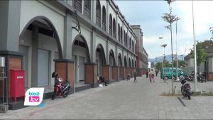 Belum ditempati, kondisi pintu kios Pasar Pon Trenggalek sudah banyak yang rusak. Kerusakan itu mayoritas terjadi pada bagian pengunci pintu yang tidak bisa digunakan. Selain itu, kondisi atap dibeberapa titik juga bocor, akibatnya, saat hujan air masuk hingga menggenangi lantai kios yang ada di bagian dalam.