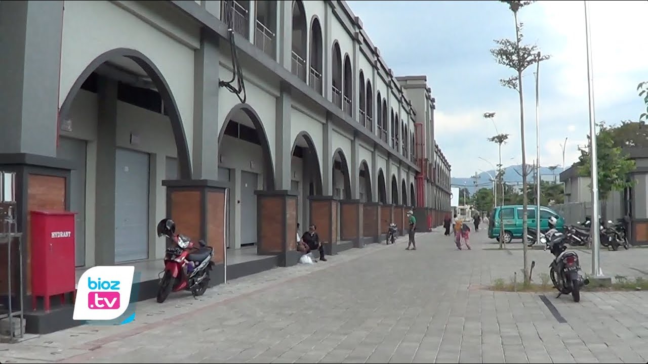 Belum ditempati, kondisi pintu kios Pasar Pon Trenggalek sudah banyak yang rusak. Kerusakan itu mayoritas terjadi pada bagian pengunci pintu yang tidak bisa digunakan. Selain itu, kondisi atap dibeberapa titik juga bocor, akibatnya, saat hujan air masuk hingga menggenangi lantai kios yang ada di bagian dalam.