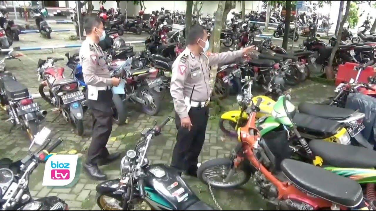 Terjaring razia, cipta kondisi jelang ramadan puluhan motor dengan knalpot brong diamankan Satlantas Polres Trenggalek. Pemilik motor yang terjaring razia ini, baru bisa mengambil kendaraannya setelah menjalani persidangan dan mengganti kelengkapan spare part kendaraan sesuai dengan spesifikasi.
