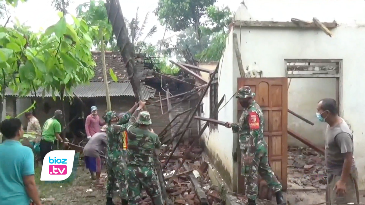 Dampak guncangan gempa bumi berkekuatan 6,7 skala righter (SR) yang berpusat di barat daya Kabupaten Malang, Jawa Timur. Puluhan rumah warga, kantor pemerintahan hingga tempat ibadah di Kabupaten Trenggalek mengalami kerusakan sedang hingga berat. Bahkan beberapa dantaranya ada yang runtuh dan nyaris rata dengan tanah.
