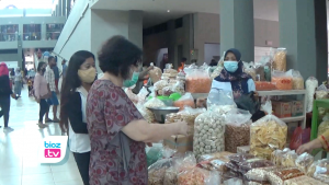 Pasar Pon Buka Perdana, Pedagang & Pengunjung Senang Transaksi Di Pasar Berkonsep Modern Bangunan baru Pasar Pon Mulai dibuka, sejumlah pedagang dan pengunjung mngaku senang transaksi hingga jalan jalan di Pasar Tradisional yang berkonsep Modern ini. Pasalnya, kondisi Pasar yang baru saja dibuka ini bangunannya cukup bagus, dan bersih, serta didukung sirkulasi udara yang baik dan pencahayaan yang mempuni.