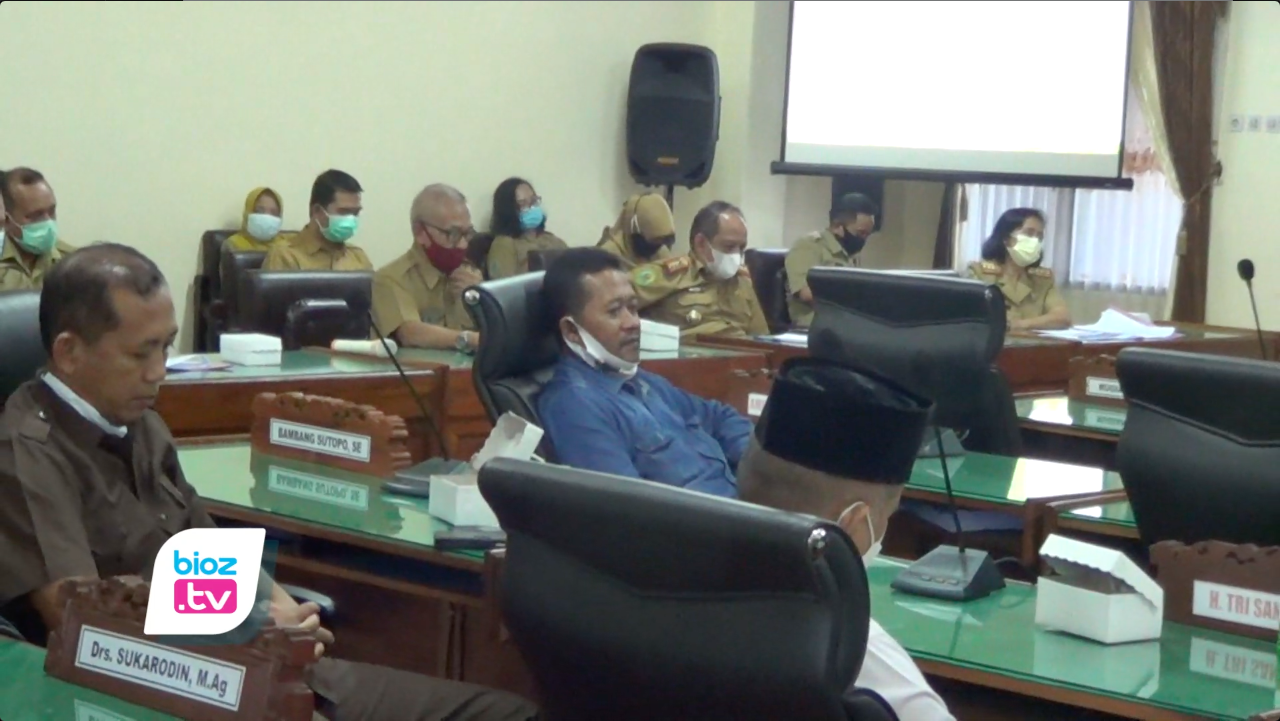 Tim Anggaran pemerintah Daerah (TAPD) belum bisa sajikan draf rencana Refokusing anggaran, DPRD Trenggalek putuskan tunda pembahasan. Meski demikian para wakil rakyat ini juga menekankan agar rencana penggunaan anggaran penanganan Pandemi Covid-19 ini disesuaikan dengan kebutuhan, bukan sebatas keinginan.