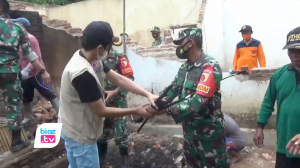Tinjau Kerusakan Pasca Gempa, Wakil Bupati Trenggalek Percepat Bantuan Bagi Warga Terdampak Tinjau langsung kerusakan bangunan akibat Gempa Bumi berkekuatan 6,7 Skala Righter yang terjadi pada 10 April kemarin. Wakil Bupati Trenggalek dorong percepatan bantuan bagi warga terdampak. Saat ini pemerintah daerah juga sudah koordinasikan hal ini dengan Badan Penanggulangan Bencana Daerah (BPBD) Jawa Timur.