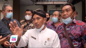 Tolak rencana refokusing anggaran alokasi dana desa (ADD) untuk penanganan Covid-19, Puluhan perangkat dan Kepala Desa di Trenggalek gruduk kantor DPRD. Mereka meminta Pemerintah Daerah batalkan rencana itu. Jika tidak, para perangkat dan kepala desa se Trenggalek akan mogok kerja hingga menggelar aksi turun jalan.