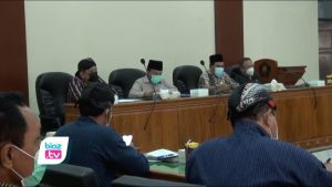 Asosiasi Kepala Desa (AKD) dan persatuan perangkat desa (PPDI) Trenggalek tolak rencana refokusing alokasi dana desa (ADD) untuk penanganan Covid-19, DPRD Trenggalek siap kawal aspirasi mereka agar ADD tidak jadi terpotong. Pasalnya, pemotongan ADD dinilai berdampak buruk pada rumah tangga pemerintah desa.