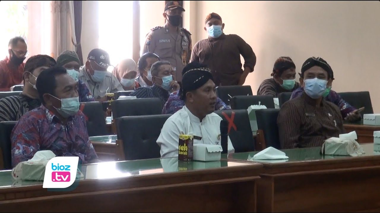 Dinilai berdampak buruk terhadap rumah tangga Pemerintah Desa, Ketua Asosiasi Kepala Desa (AKD) Kabupaten Trenggalek tolak rencana refokusing ADD untuk penanganan Covid-19. Jika ADD dipotong, banyak kegiatan di desa yang terganggu, bahkan anggaran insentif gaji RT dan BPD juga terancam tidak ada.