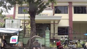 Belum pernah ditempati sejak selesai dibangun, rencana penggunaan gedung baru kantor Kesbangpol Trenggalek belum ada kepastian. Meski Pemerintah daerah klaim sengketa lahan kantor itu sudah selesai dengan sejumlah kesepakatan, namun kondisinya masih dibiarkan kosong dan ditumbuhi rumput maupun gulma.