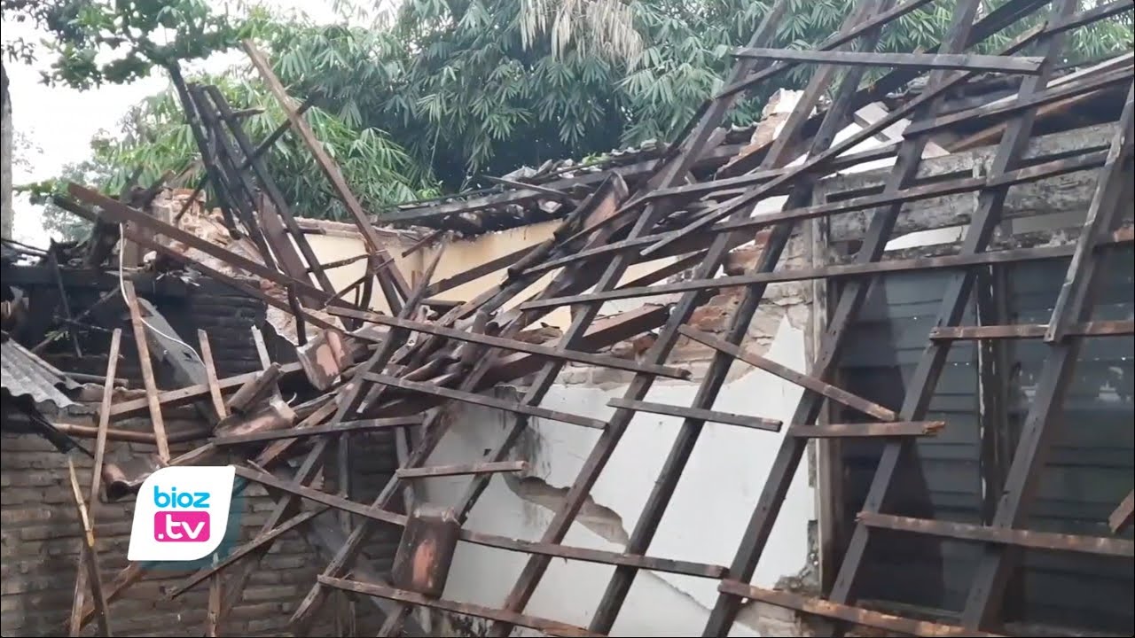 guncang gempa 6,7 skala righter yang berpisat di barat daya Kabupaten Malang, Rumah Nenek Sebatang Kara Di Kabupaten Trenggalek runtuh dan nyaris rata dengan tanah. Beruntung saat gempa mulai menggunjang, pemilik rumah langsung keluar rumah untuk menyelamatkan diri.