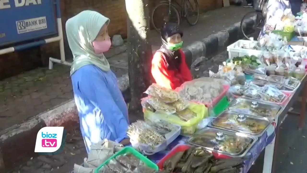 Pastikan kualitas makanan dan minuman yang dijual di Pasar Takjil seputar Alun Alun Kabupaten Trenggalek aman bagi pembeli. Dinas Kesehatan sidak dan ambil sampel puluhan jenis makanan dan minuman. Selanjutnya sampel dibawa ke labolatorium untuk diketahui ada tidaknya kandungan kimia dan bakteri berbahaya