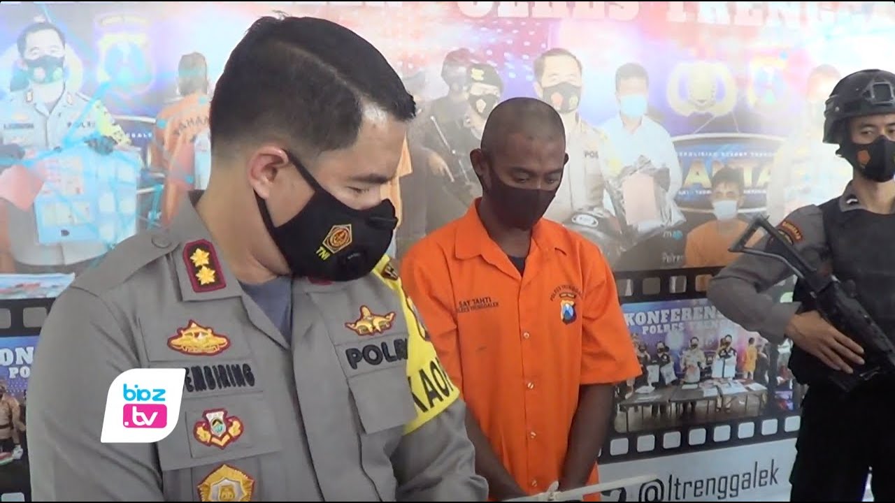 Bentrok dan aniaya teman sendiri saat nonton ronda sahur di area SPBU Nglongsor, Kecamatan Tugu, Kabupaten Trenggalek, Jawa Timur. Pemuda 22 Tahun asal Desa Ngepeh akhirnya diringkus Polisi. Akibat Pebuatannya ini pelaku harus menikmati lebaran di penjara, dengan ancaman hukuman lebih dari 2 tahun kurungan.