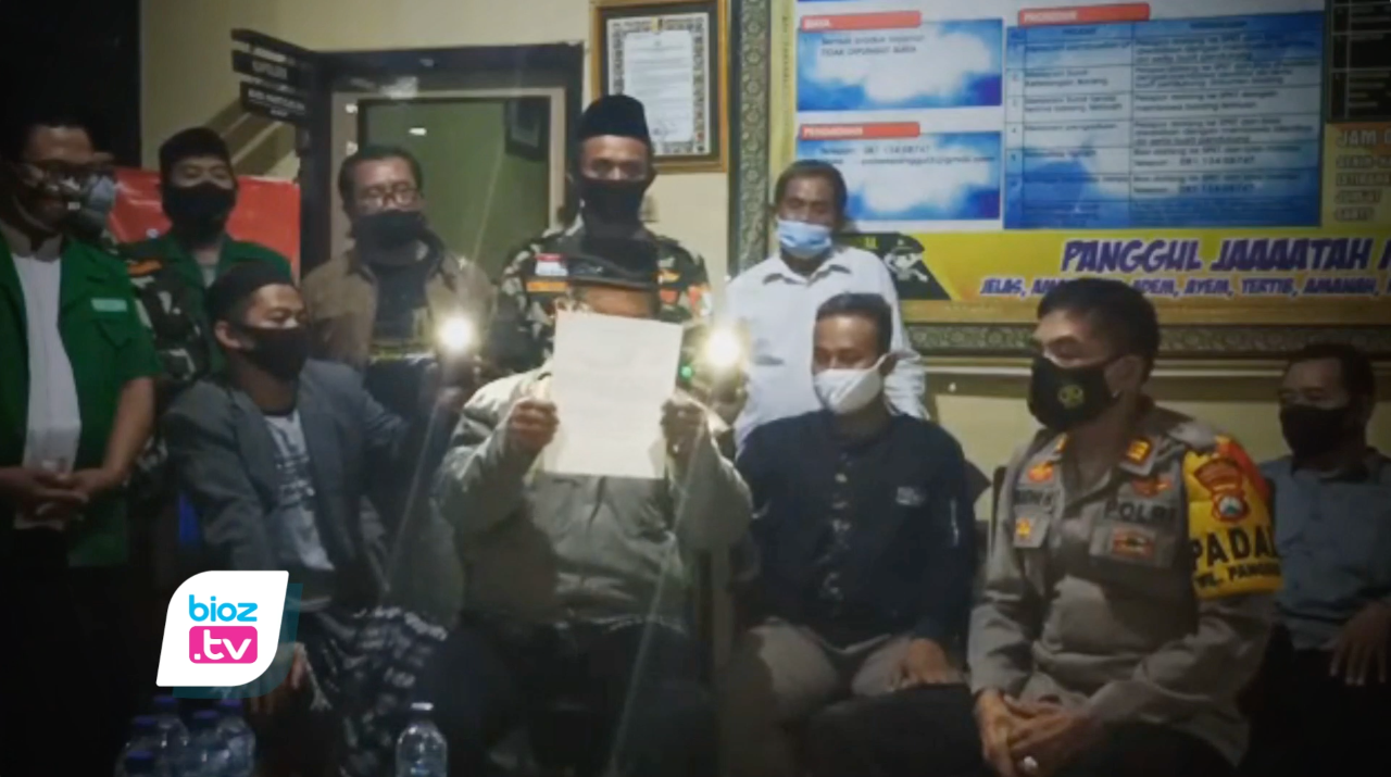 Orang tua terduga pelaku penghina Gus Mftah asal Kecamatan panggul, Kabupaten Trenggalek, Jawa Timur, akhirnya minta maaf atas perbuatan anaknya di Media sosial. Ia juga menyebutkan jika sejak dua tahun terakhir anaknya mengalami gangguan jiwa atau mental diluar nalar atau akal sehat Manusia pada umumnya.