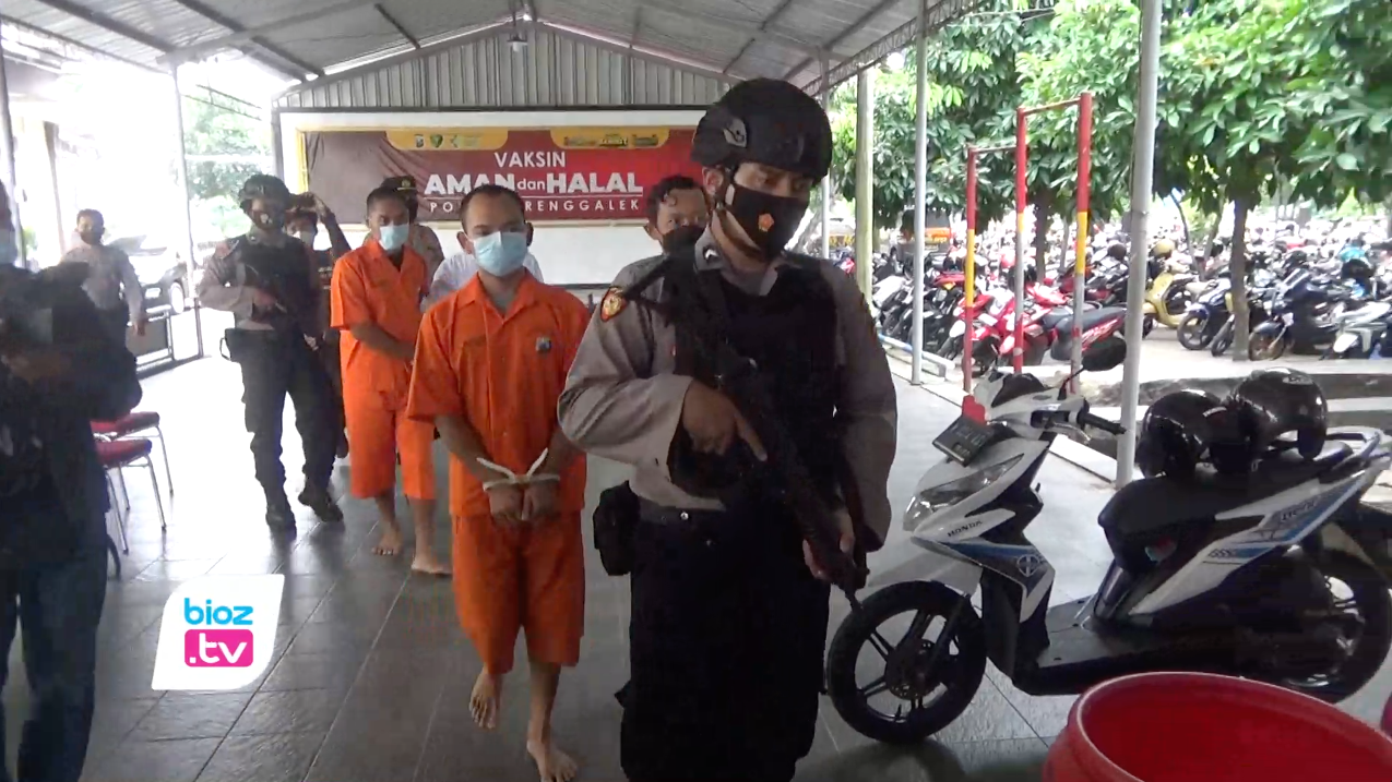 Nekat pasok 25 kilogram serbuk bahan peledak untuk petasan ke Trenggalek, dua warga asal kabupaten Jombang, Jawa Timur akhirnya diringkus Polisi. Rencananya barang tersebut akan dijual ke salah satu warga di Kecamatan Tugu dengan harga 6.250.000 Rupiah.