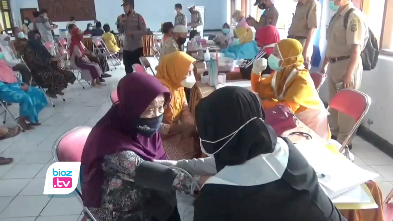 Puluhan ribu lansia di Kabuaten Trenggalek, Jawa Timur, mulai jadi sasaran penyuntikan Vaksin Covid-19. Saat ini, proses penyuntikan vaksin dosis pertama sudah mulai dilakukan secara bertahap. Priroritas vaksinasi terhadap lansia ini dilakukan untuk daerah daerah yang dinilai masih memiliki kasus penularan tinggi.
