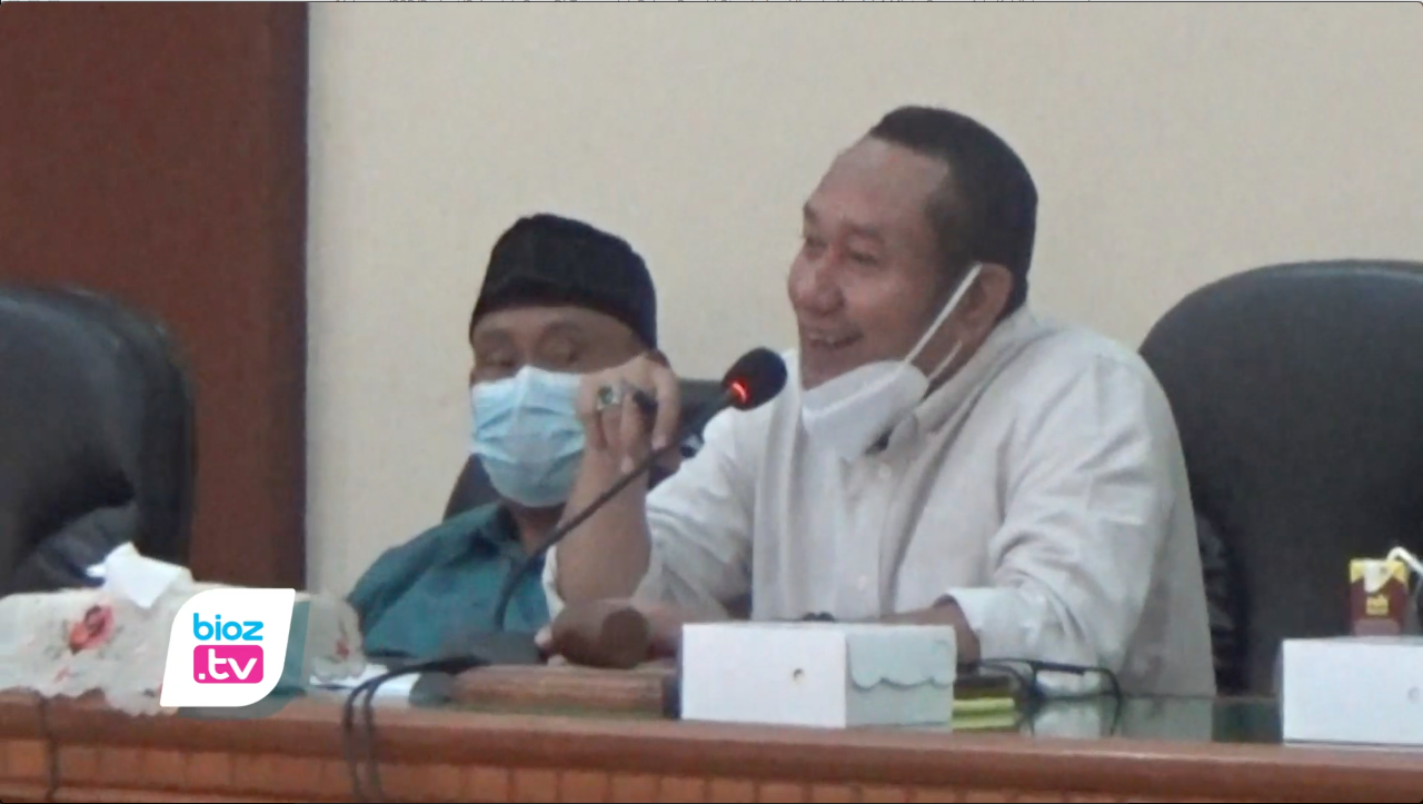 Banyak guru belum lakukan penyesuain standarisasi ijazah sesuai peraturan yang berlaku, Komisi 4 DPRD Trenggalek minta agar seluruh tenaga pengajar bisa segera menyesuaikan. Jika memang terganjal waktu mendekati pensiun, Komisi 4 meminta agar mereka berikan kebijakan tugas sesuai potensi atau pengalaman.