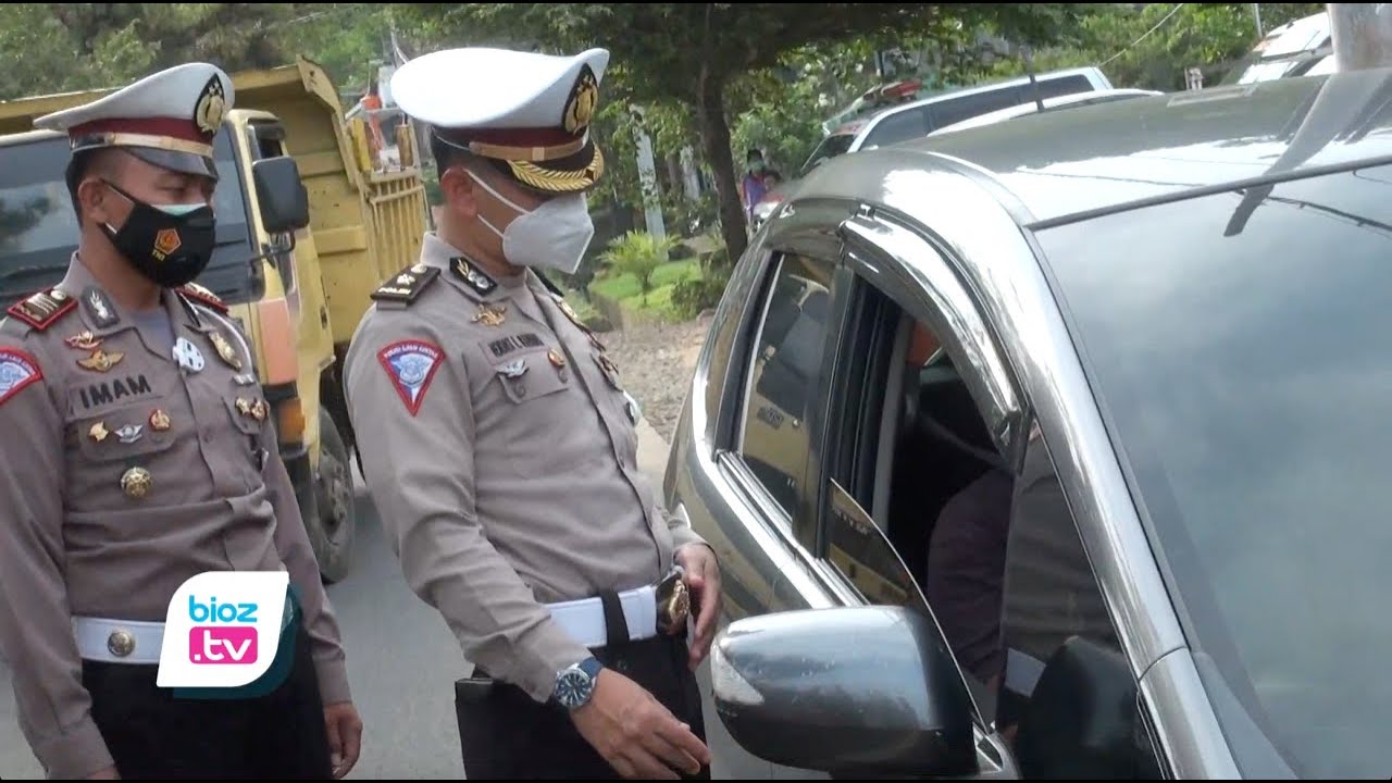 Terjaring di pos penyekatan mudik lebaran perbatasan Trenggalek-Ponorogo, Travel gelap berisi pemudik dari Surabaya akhirnya diamankan Tim Gabungan. Selain itu puluhan kendaraan yang tak mampu menunjukkan syarat untuk perjalanan nonmudik lintas wilayah juga langsung diminta untuk putar balik.