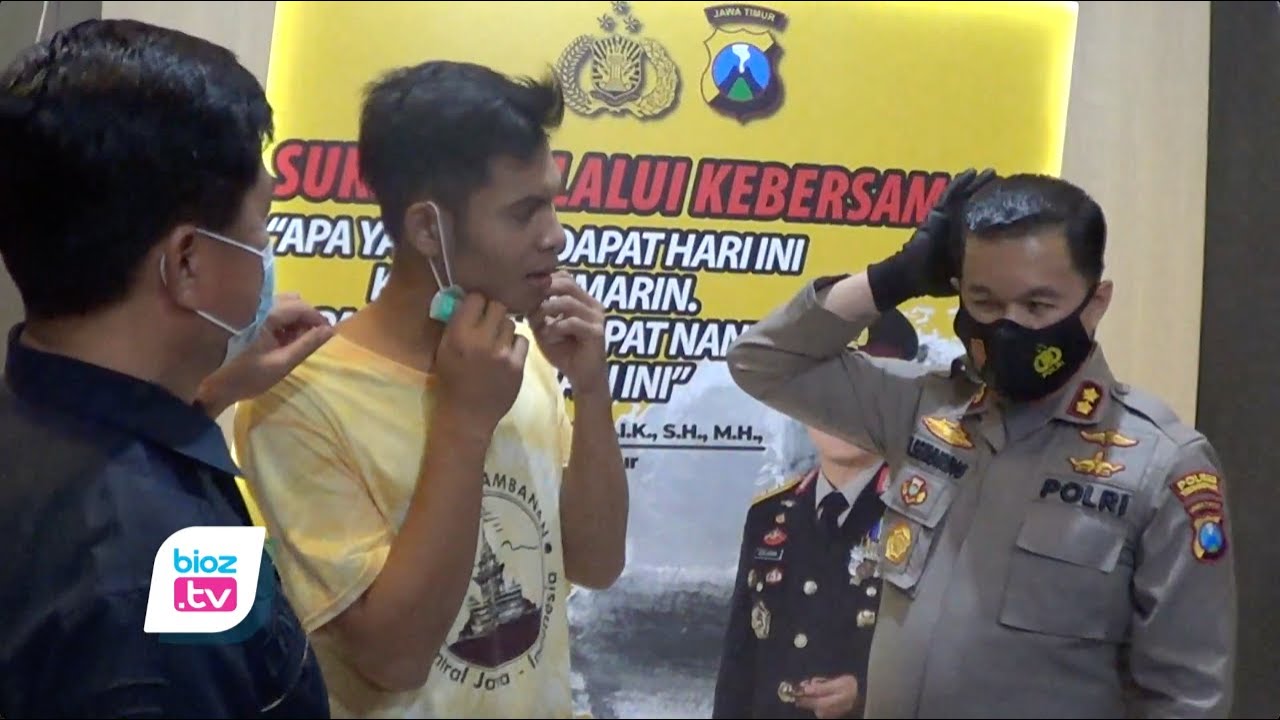 Terduga penghina Gus Miftah Asal Kecamatan Panggul, Kabupaten Trenggalek Jawa Timur sebut pengguaan masker bisa mengganggu kesehatan. Bahkan, saat dtangkap dan diamankan di Mapolres Trenggalek pasca videonya viral, ia juga menolak untuk memakai masker dengan alasan bisa mengurangi oksigen.