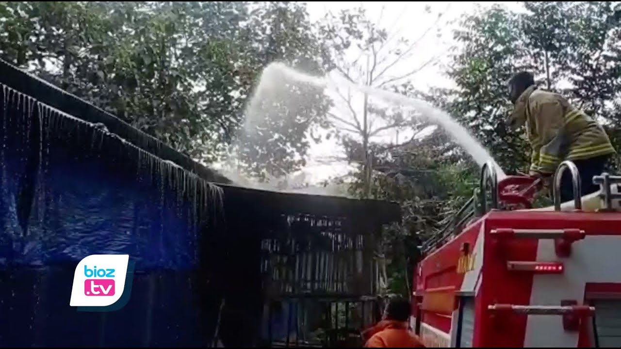 Diduga gas LPG untuk pemanas suhu bocor, kandang ayam milik warga Desa Parakan, Kecamatan Trenggalek, Kabupaten Trenggalek nyaris ludes dilalap si jago merah. Akibat kejadian ini ribuan ayam yang baru saja dimasukkan kandang akhirnya mati, sementara itu beberapa ribu ekor lainnya masih bisa diselamatkan.