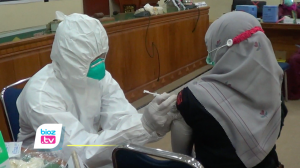 Sudah divaksin bukan jaminan seseorang akan terbebas dari paparan Covid-19. Kondisi ini tidak hanya terjadi pada masyarakat umum, namun sejumlah tenaga kesehatan di RSUD Dr.Soedomo Trenggalek juga diketahui positif Corona pasca menjalani vaksiniasai. Bagaimana hal ini bisa terjadi ? simak penjelasannya berikut ini.