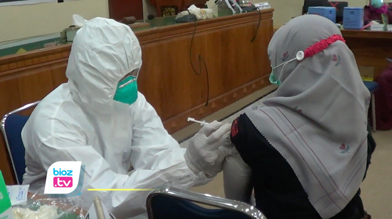 Sudah divaksin bukan jaminan seseorang akan terbebas dari paparan Covid-19. Kondisi ini tidak hanya terjadi pada masyarakat umum, namun sejumlah tenaga kesehatan di RSUD Dr.Soedomo Trenggalek juga diketahui positif Corona pasca menjalani vaksiniasai. Bagaimana hal ini bisa terjadi ? simak penjelasannya berikut ini.