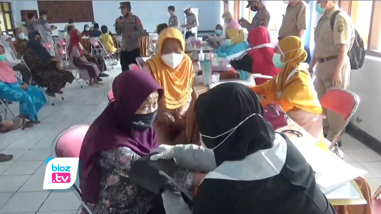 Terkendala kondisi kesehatan dan minimnya tingkat kehadiran, Target vaksinasi covid-19 terhadap lansia di kabupaten Trenggalek masih jauh dari target yang ditentukan. Vaksinasi terhadap lansia ini ditargetkan mampu menyasar sebanyak 51.000 orang, namun hingga saat ini baru bisa terlaksana sekitar 3.500 sasaran.