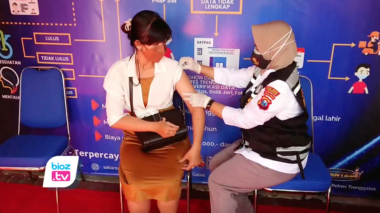 Permudah proses vaksinasi bagi masyarakat, sejumlah inovasi pelaksanaan vaksinasi terus bermunculan. Seperti halnya yang diagagas oleh jajaran Polres Trenggalek ini. Disini, Masyarakat yang mengurus SIM bisa sekalian langsung ikut Vaksinasi gratis. Selain itu juga ada doorprize berupa beras bagi peserta vaksinasi.