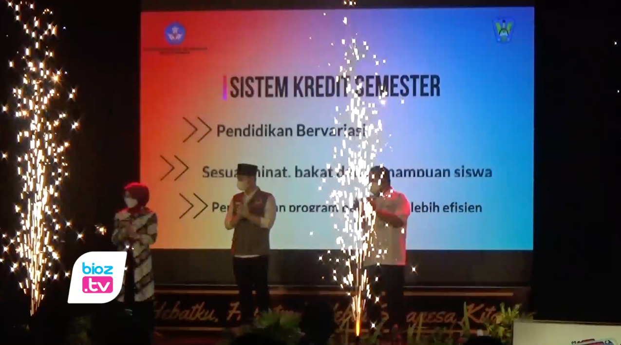 SMAN 1 Trenggalek terapkan program Sistem Kredit Semester (SKS) mulai tahun ini, Bupati berharap program tersebut bisa berdampak positif dalam kegiatan belajar mengajar di sekolah. Pasalnya, dengan SKS itu, Pelajar bisa mempercepat waktu belajarnya, sehingga berkesempatan mengejar pendidikan tinggi pada usia muda.