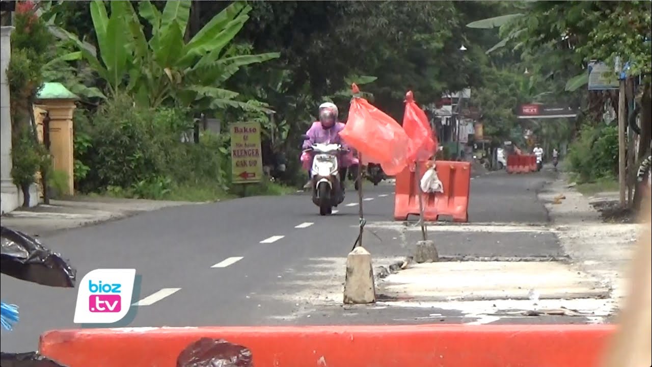 Kondisi jalan Ngampon-Bendo pasca dibangun justru memprihatinkan, Komisi 3 DPRD Trenggalek tekankan proses perbaikan selama perawatan tidak hanya dilakukan pada masa akhir perawatan saja. Komisi 3 meminta agar pihak rekanan rutin lakukan perbaikan seara berkala selama masih ada kerusakan.