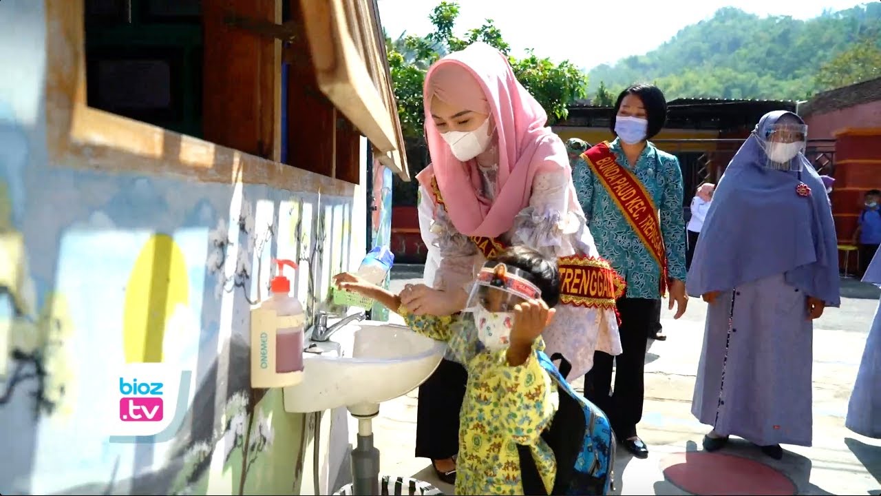 Pastikan kesiapan pembelajaran tatap muka bagi Pendidikan Anak Usia Dini (PAUD) di Kabupaten Trenggalek, Pemerintah daerah mulai lakukan simulasi. Dalam simulasi itu, para siswa dan pengajar PAUD diwajibkan memakai masker dan face shield. Mereka juga wajib jaga jarak, dan mencuci tangan sebelum beraktivitas.