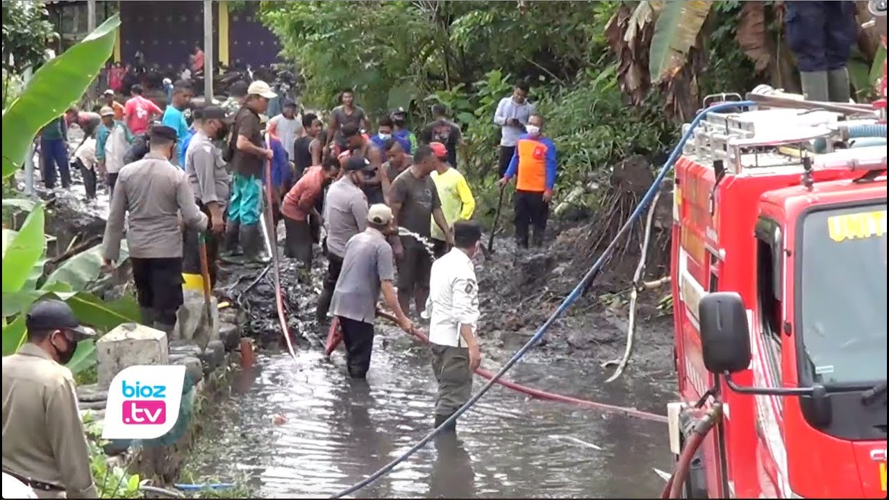 Tertimbun material longsor, akses utama jalan antar Kecamatan Kampak dan Kecamatan Watulimo terputus. Akibat kejadian ini akses transportasi dari kedua arah sempat lumpuh total untuk sementara waktu. Sehingga warga yang akan melintas dari kedua arah harus melewati jalur alternatif dengan jarak yang lebih jauh.