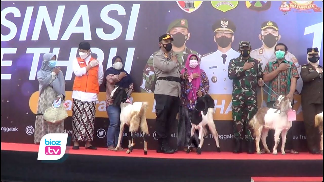 Tarik minat warga, pelaksanan vaksinasi Covid-19 massal di Trenggalek berhadiah kambing dan ayam bagi peserta. Dalam sekali pelaksanaan, vaksinasi ini mampu menyasar hingga lebih dari 1.000 orang. Kegatan ini sesuai dengan target pemerintah pusat untuk mewujudkan target vaksinasi minimal 1 juta dosis per hari.