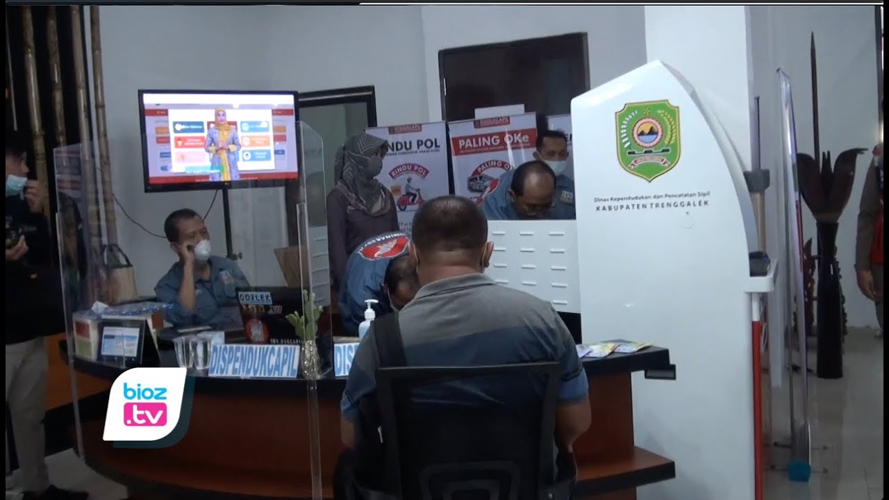 Permudah pengurusan berbagai dokumen, Bupati Trenggalek lounching Cafe Palayanan Publik. Selain menjadi tempat pengurusan berbagai perijinan dan dokumen, Cafe itu juga menjadi tempat promosi berbagai produk lokal, sehingga selain menjadi tempat pelayanan, Cafe ini juga menjadi tempat yang asik untuk nongkrong.