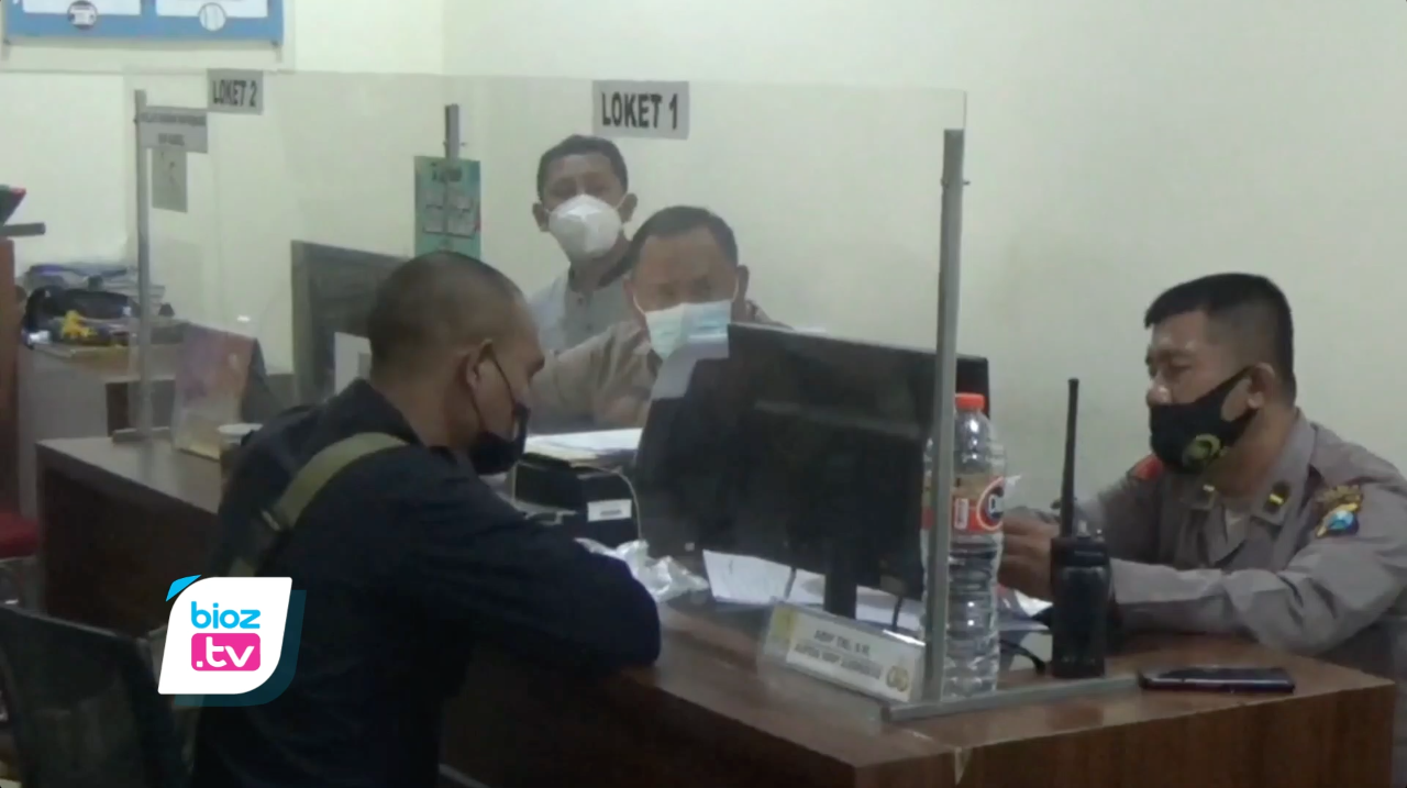 Buntut postingan Kepala Desa Depok, Kecamatan Panggul, Kabupaten Trenggalek di media sosial Facebook, puluhan perwakilan seniman dari berbagai daerah akhirnya geruduk Mapolres Trenggalek untuk mengawal pengaduan dugaan ujaran kebencian yang dinilai melukai hati seniman seluruh Indonesia.