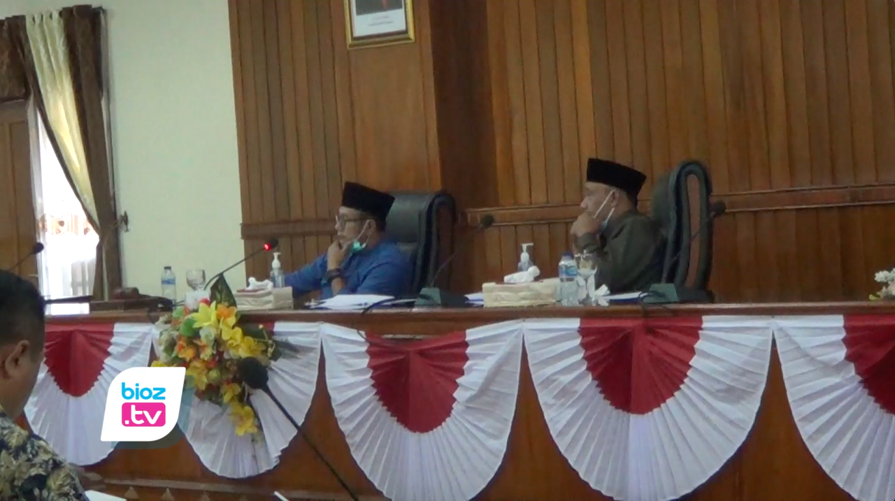 Sejumlah guru honorer SD Hingga SMP di Kabupaten Trenggalek masih tanggung iuran BPJS secara mandiri, Komisi 4 DPRD Trenggalek ungkapkan jika iuran BPJS mereka bisa dimasukkan APBD dan menjadi tanggung jawab Pemerintah Daerah. Namun terlebih dahulu harus ada perbup atau peraturan lain yang mengaturnya.