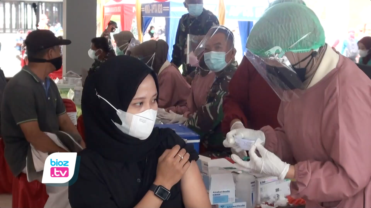 Sukseskan program vaksinasi nasional, ratusan pekerja lapangan proyek strategis nasional bendungan Tugu yang ada di Kabupaten Trenggalek jalani vaksinasi masal bareng warga sekitar. Proses vaksinasi itu digelar di Rest Area Anjungan Cerdas yang lokasinya bersebelahan dengan proyek pembangunan Bendungan Tugu.