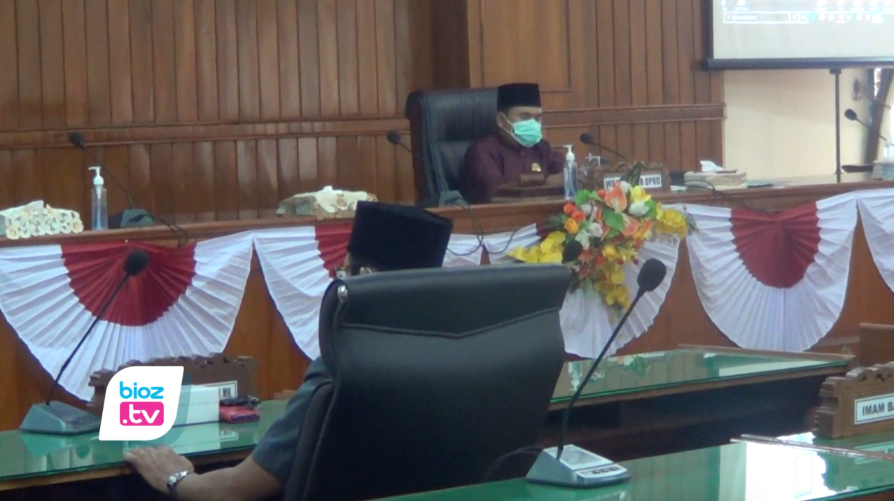 Rapat paripurna Online saat pemebrlakukan PPKM darurat, DPRD Trenggalek terima jawaban bupati atas pandangan umum fraksi fraksi terhadap dua ranperda usulan eksekutif pada beebrapa waktu lalu. Selanjutnya jawaban bupati ini akan dibahas lebih detail ditingkat pansus bersama OPD yang membidangi.